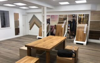 mesa-madera-showroom-dekinsa