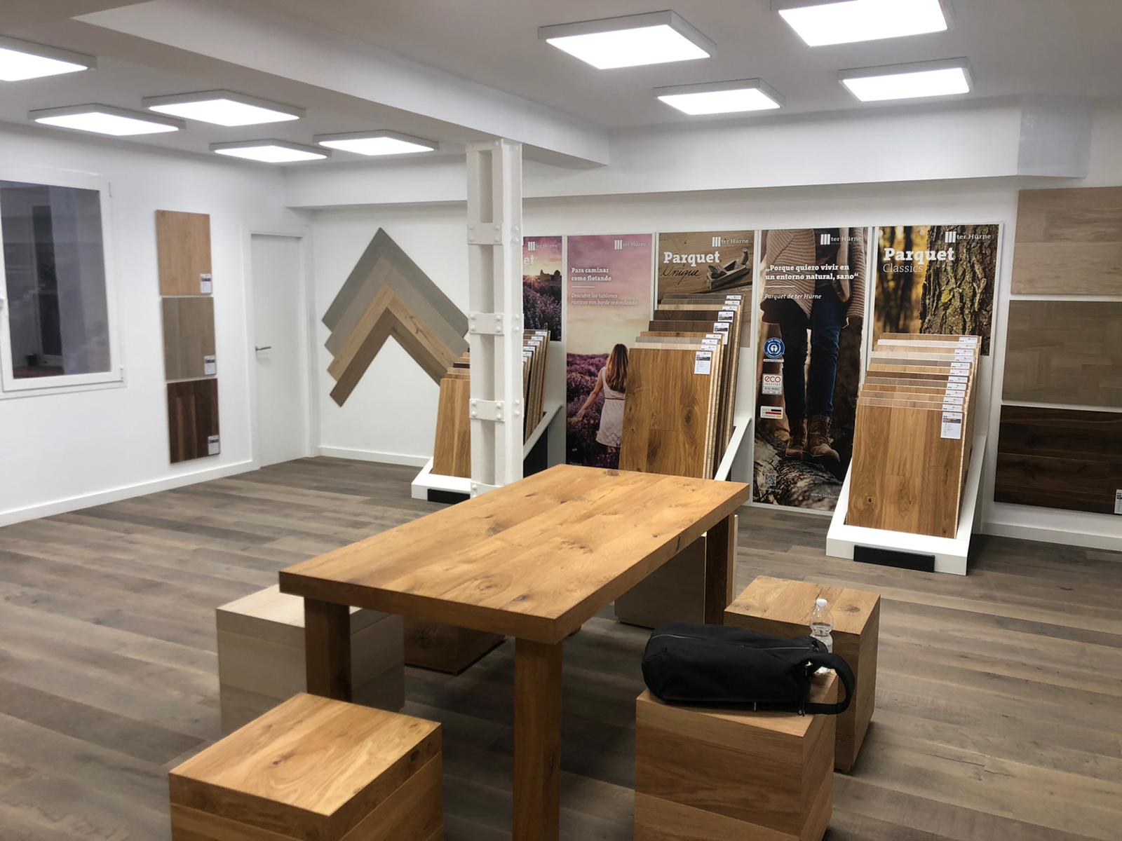 mesa-madera-showroom-dekinsa
